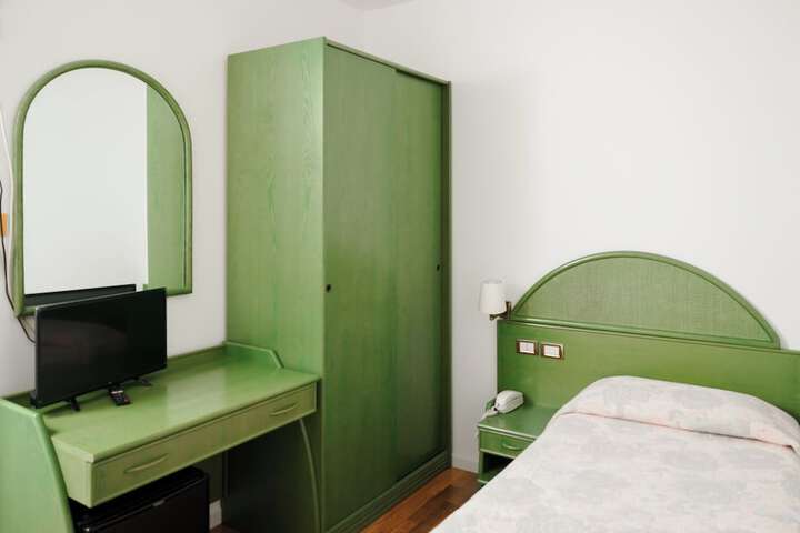 Room 2 of 27