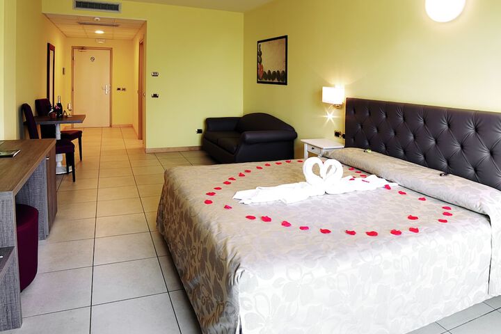 Room 3 of 90