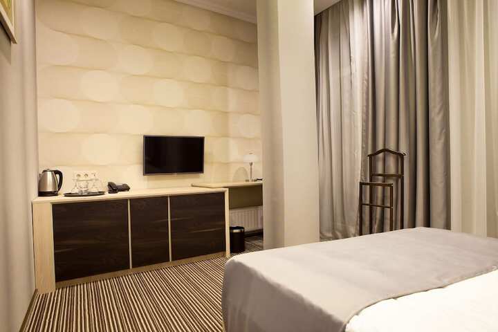 Room 9 of 34