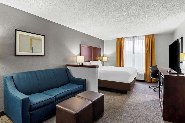 1 King Bed (2 of 14)