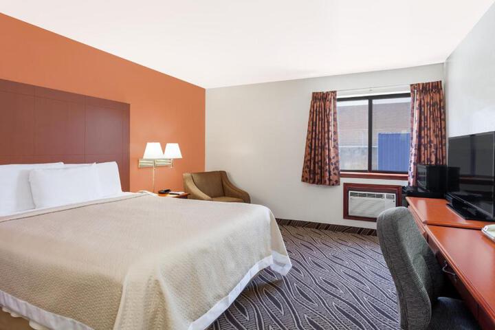 1 Queen Bed (17 of 20)