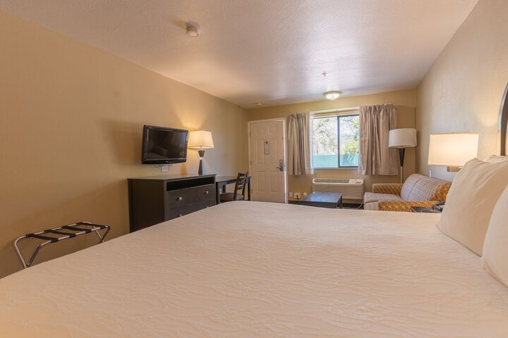Standard Quadruple Room 2 Queen Beds (5 of 27)