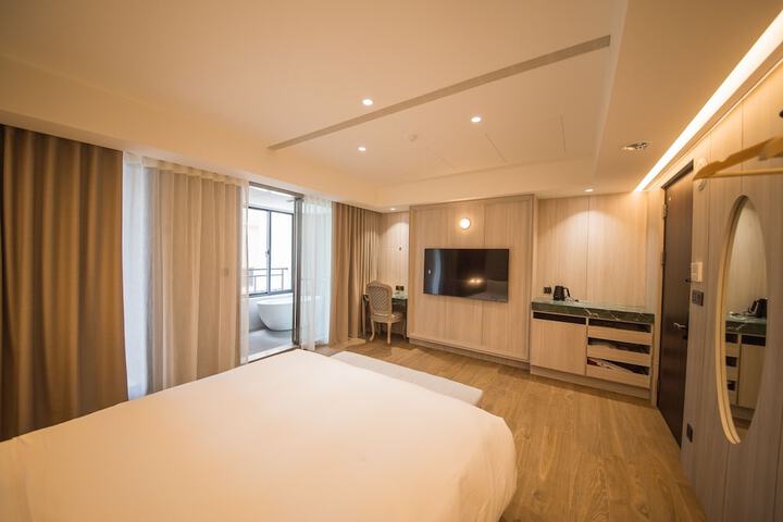 Room 95 of 243