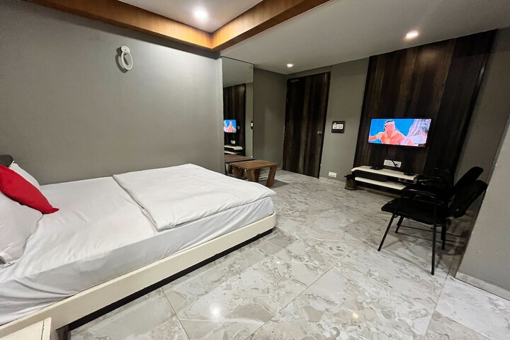 Room 13 of 31