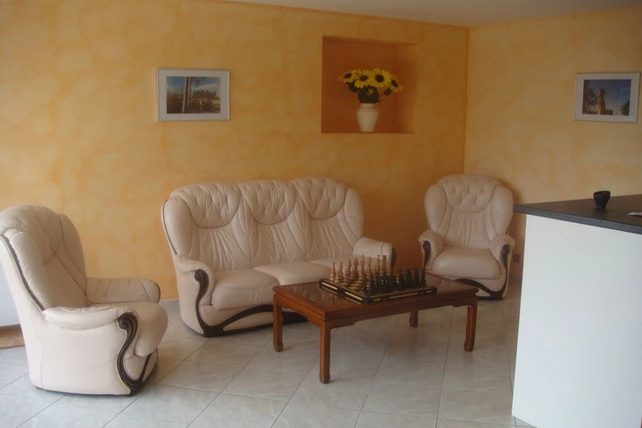 Room 3 of 7