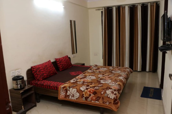 Room 4 of 16