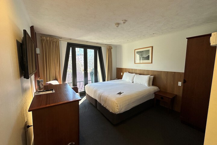 Room 8 of 76