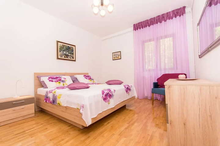 Room 5 of 17