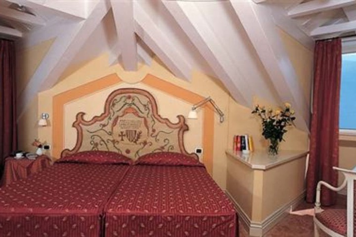 Room 5 of 19