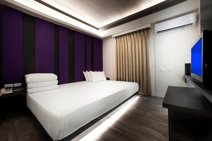 Room 10 of 28