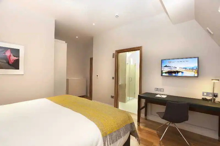 Room 4 of 16