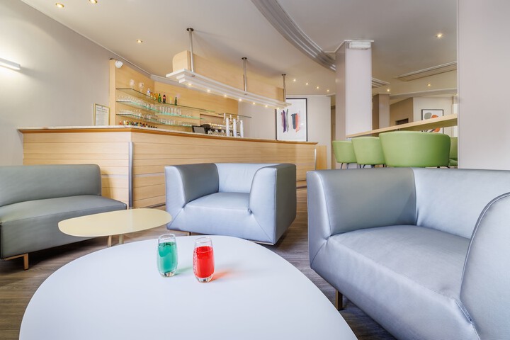 Lounge 15 of 18