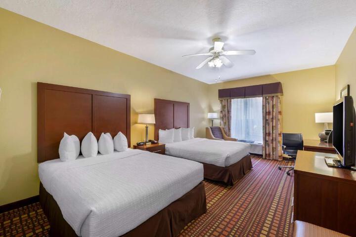 2 Queen Beds 42 Inch LCD Television WiFi, Microwave and Refrigerator, Coffee Maker Iron and Ironing Board Full Breakfast (1 of 11)
