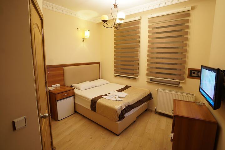 Room 10 of 27