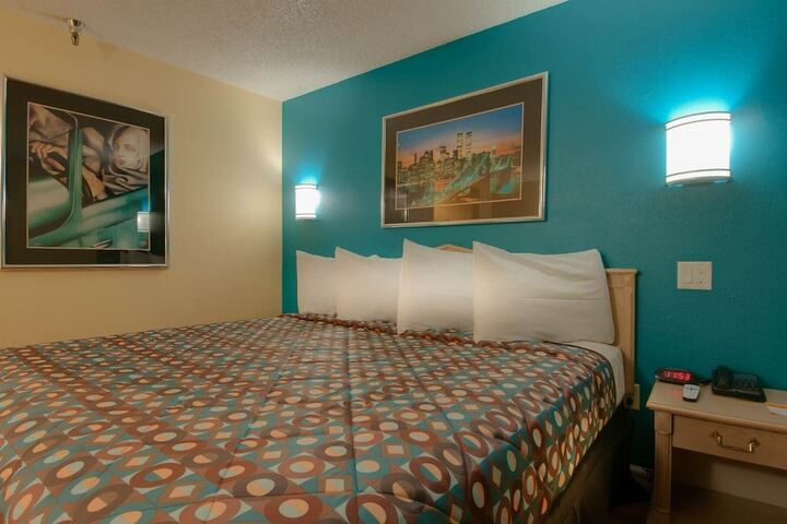Deluxe Room 1 King Bed (5 of 5)