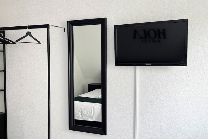 Room 10 of 14