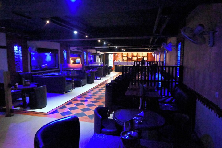 Lounge 51 of 61