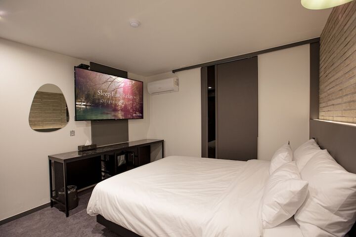 Room 8 of 40