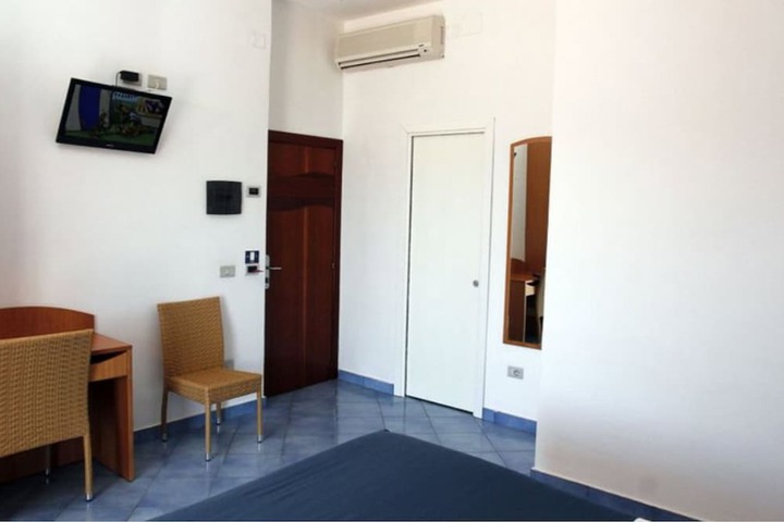 Room 14 of 37