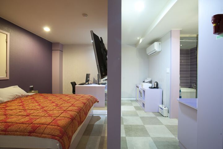 Room 27 of 77