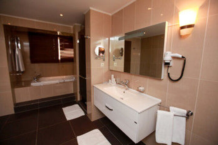 Room 3 of 75