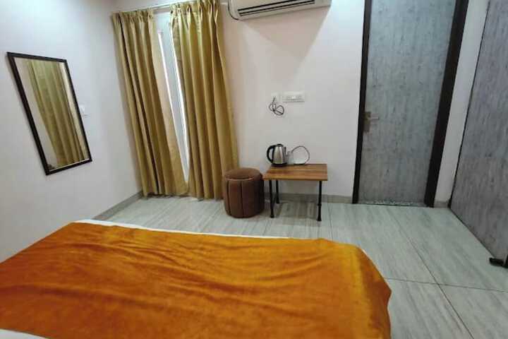 Room 12 of 38