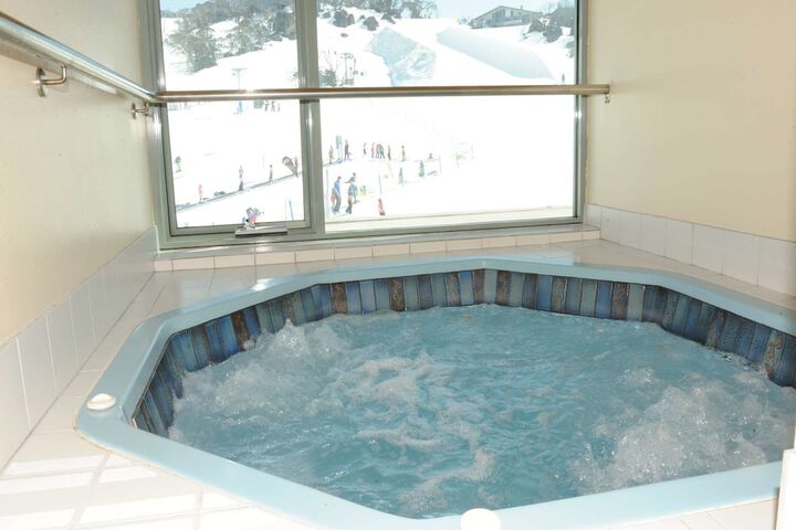 Deep soaking bathtub