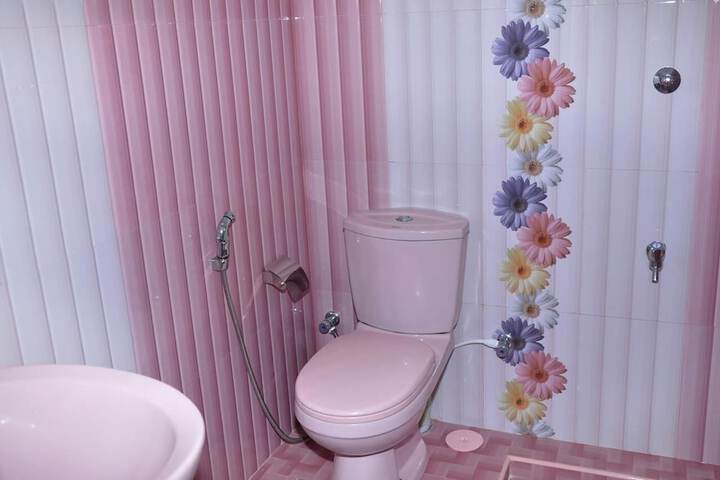 Room 5 of 8