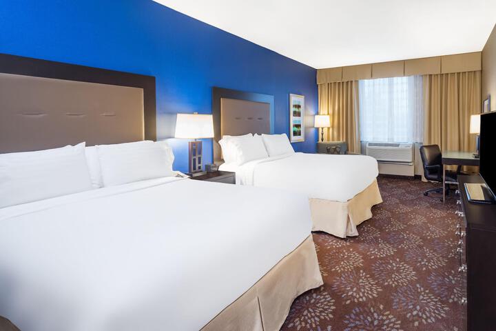 2 Queen Beds (7 of 10)
