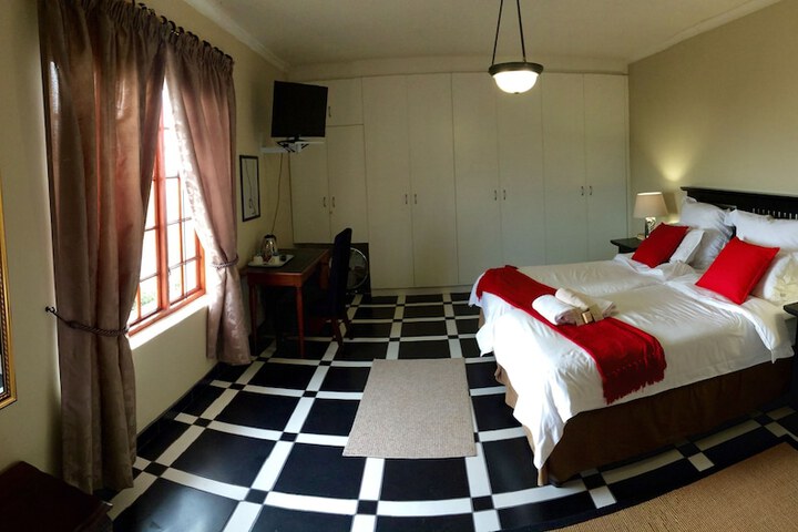 Room 4 of 32