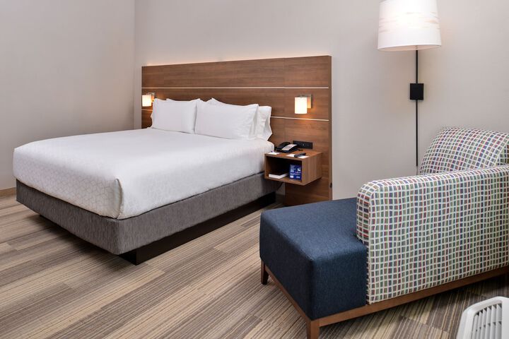 1 King Bed Standard Comm Accessible (20 of 25)