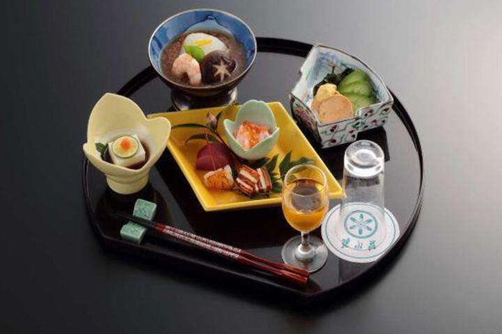 Dining 17 of 19