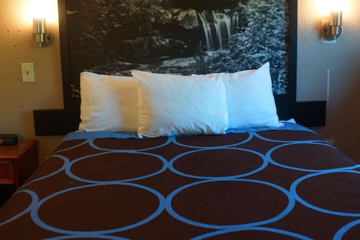 1 Queen Bed (4 of 16)