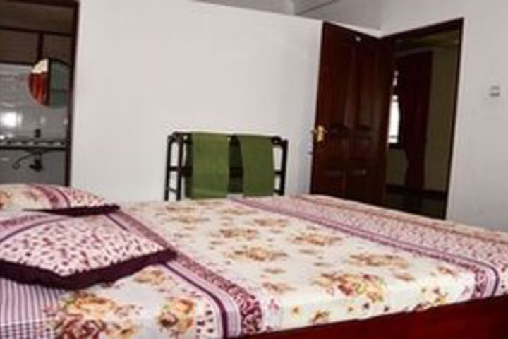 Room 6 of 12