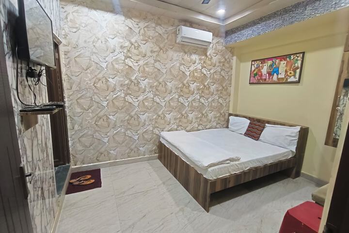 Room 7 of 19