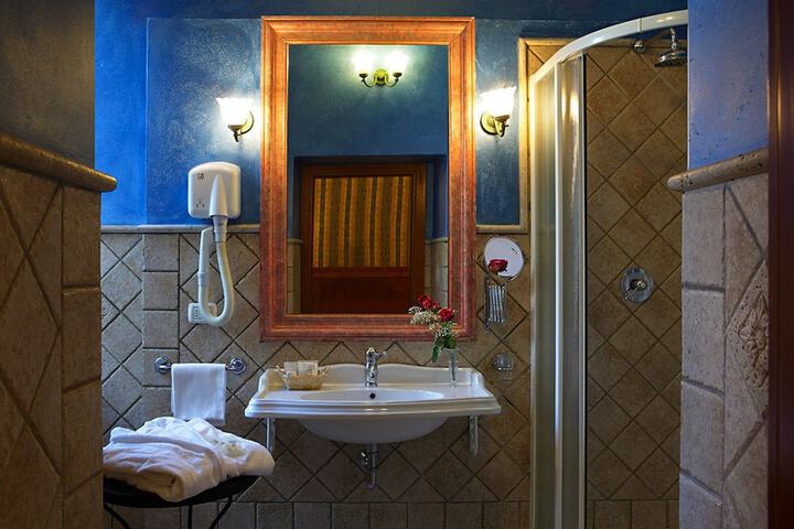 Room 25 of 39