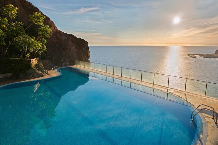 Hotel with Pool