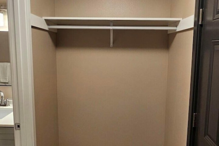 Room 7 of 16