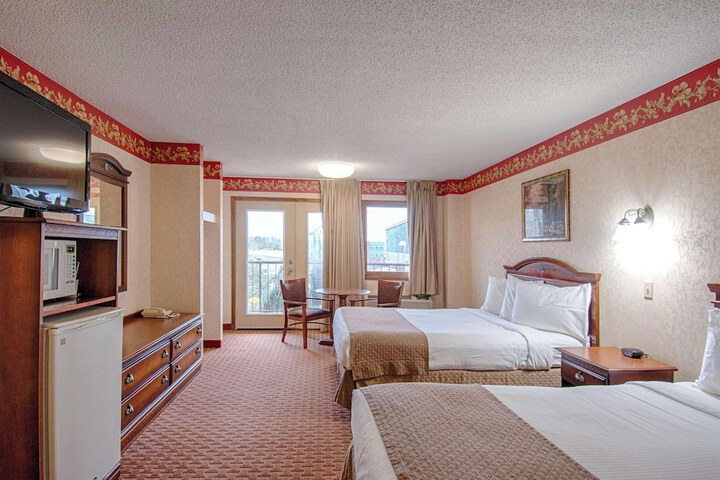 2 Queen Beds (10 of 15)
