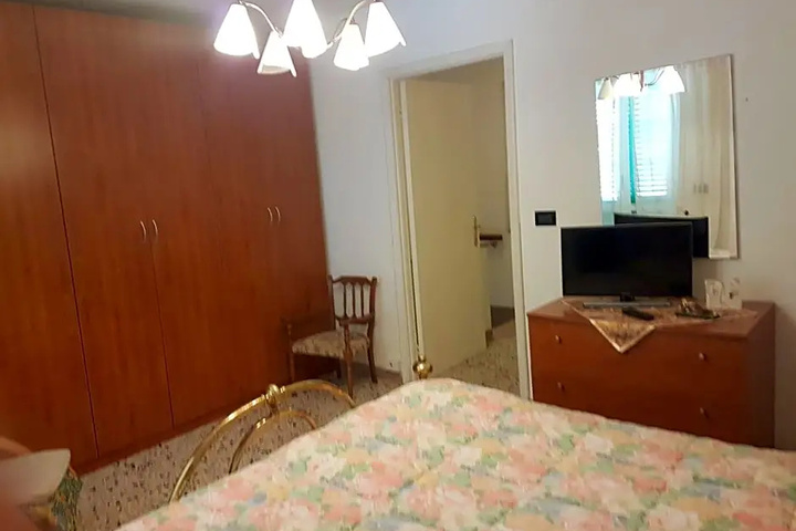 Room 6 of 12