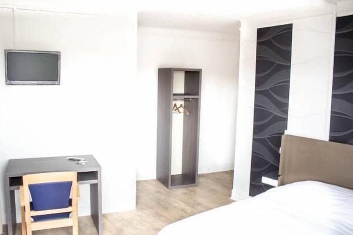 Room 21 of 34