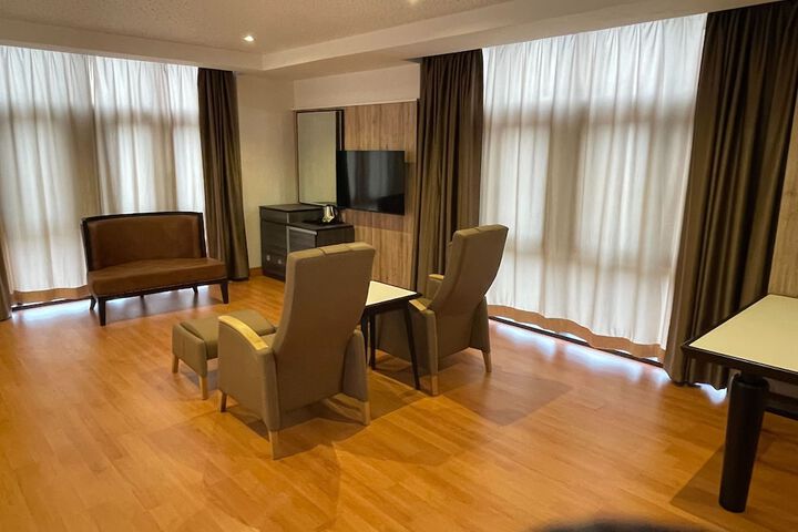 Room 8 of 35