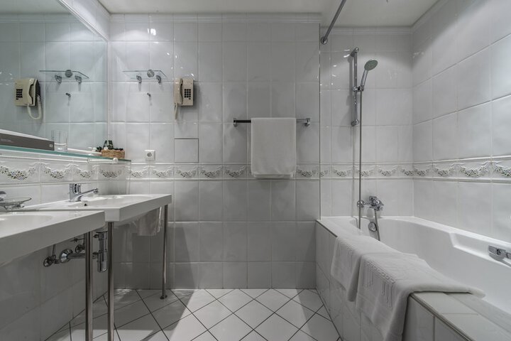 Room 52 of 74
