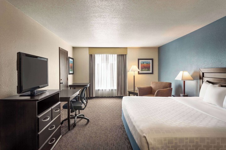 1 King Bed (13 of 17)
