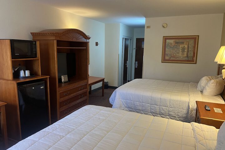 2 Queen Beds (6 of 11)