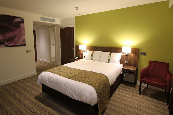 Room 16 of 122