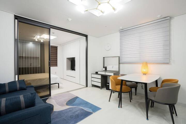 Room 9 of 18