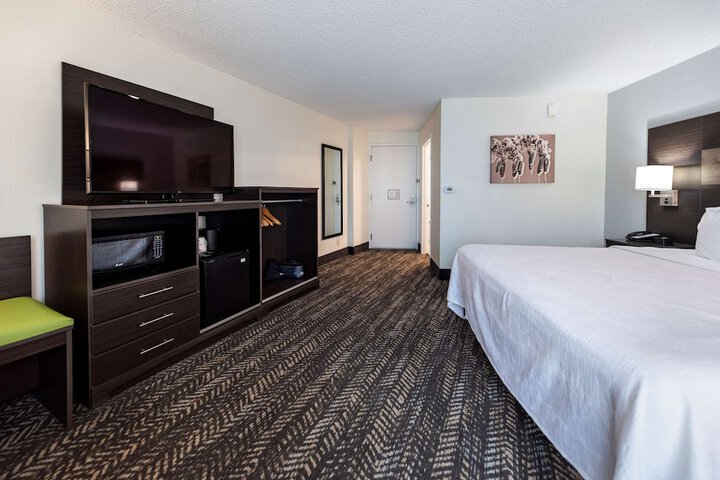 1 King Bed Exercise Bike Microwave, Refrigerator Walk in Shower Full Breakfast (18 of 30)
