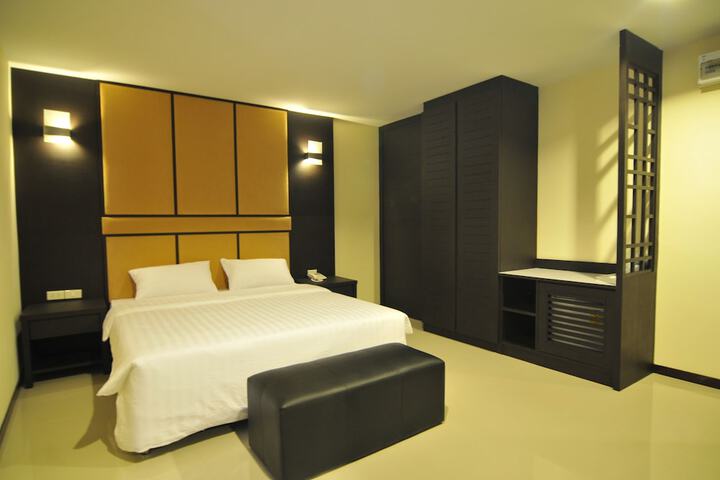 Room 4 of 12