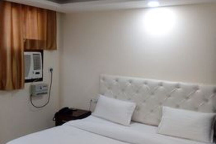 Room 10 of 12